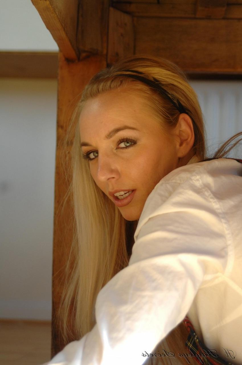 12P L'étudiante blonde Hayley Marie Coppin expose ses sous-vêtements en coton dans une salle de classe.