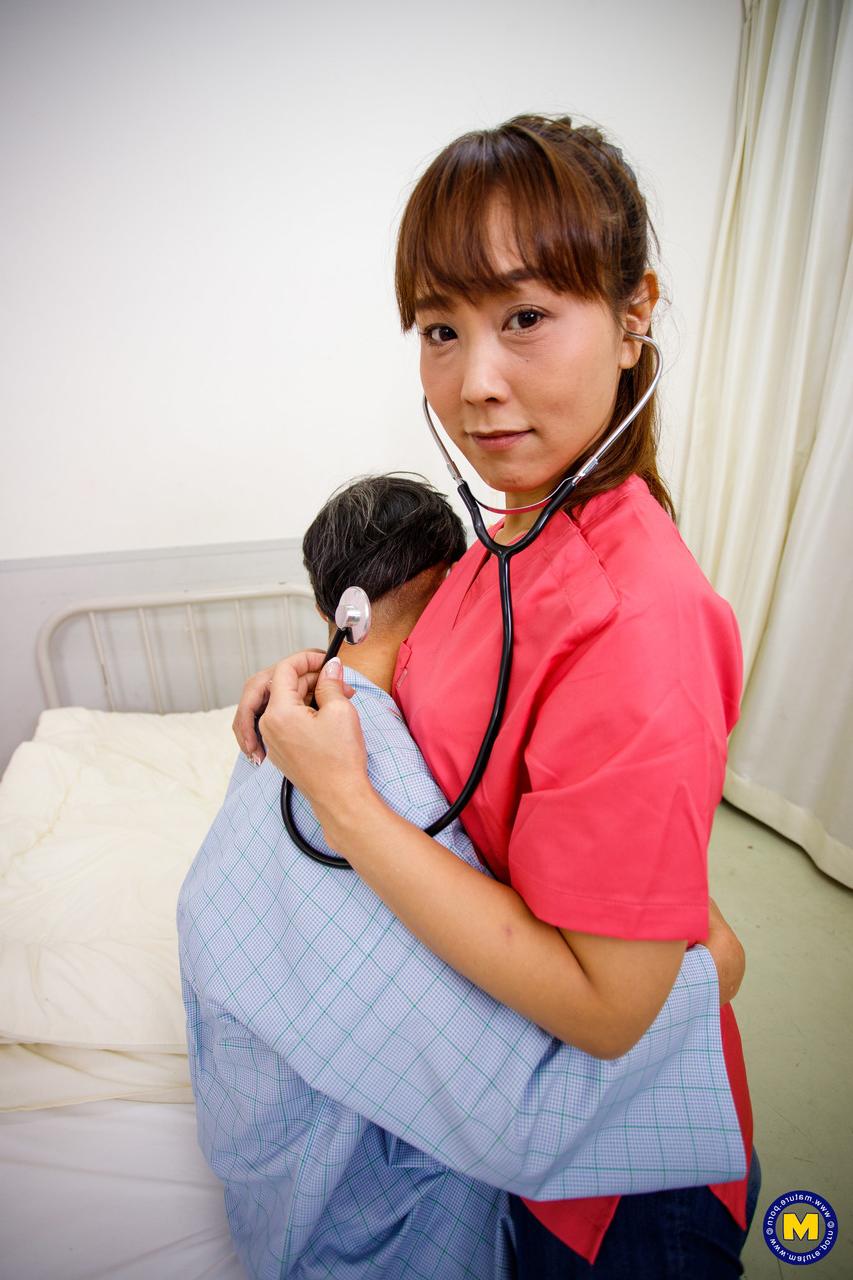 20P La enfermera japonesa cachonda Shoko Chiba seduce y se folla a su paciente