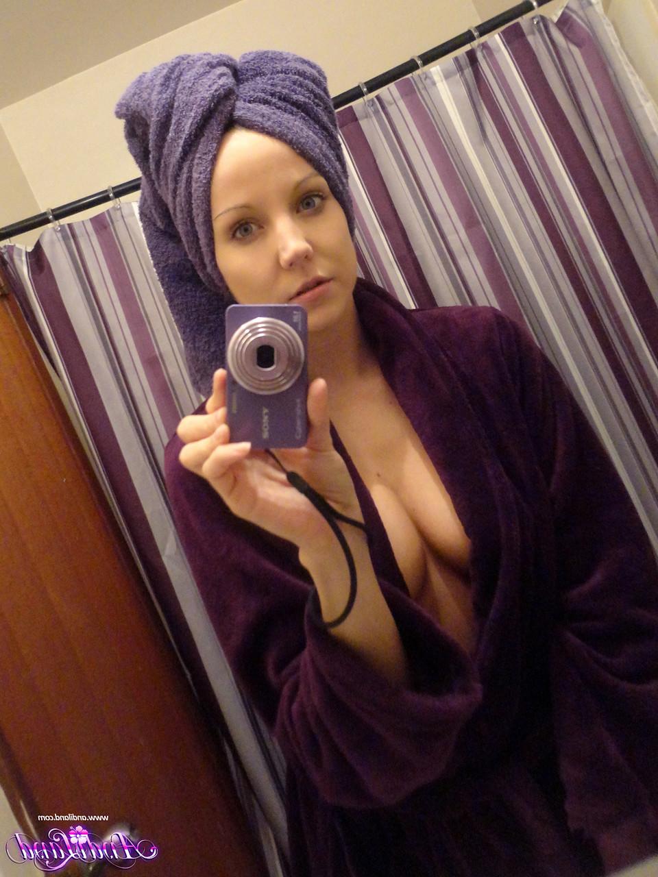 15P La joven morena Andi Land se toma fotos mientras se desnuda por completo