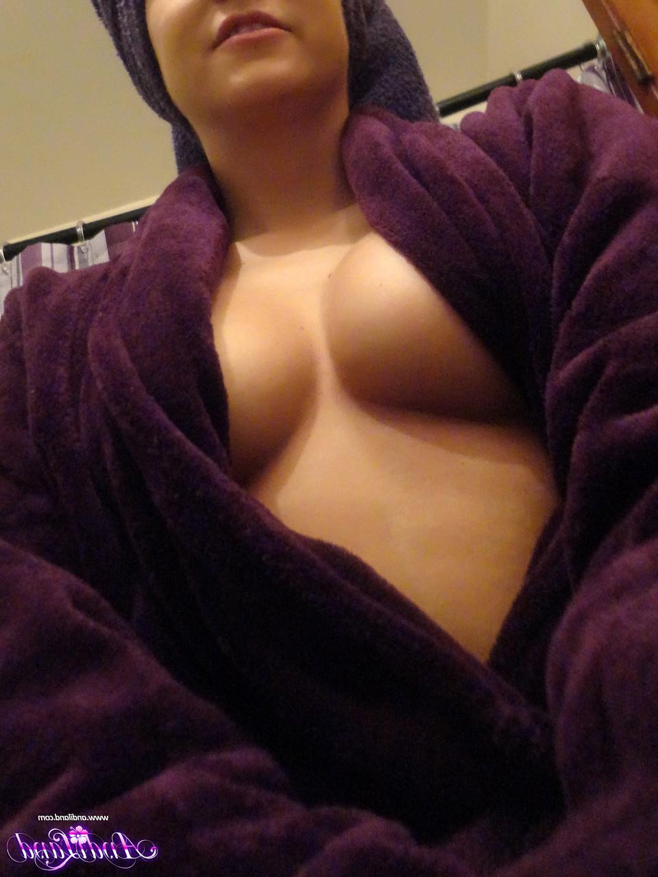 15P La joven morena Andi Land se toma fotos mientras se desnuda por completo