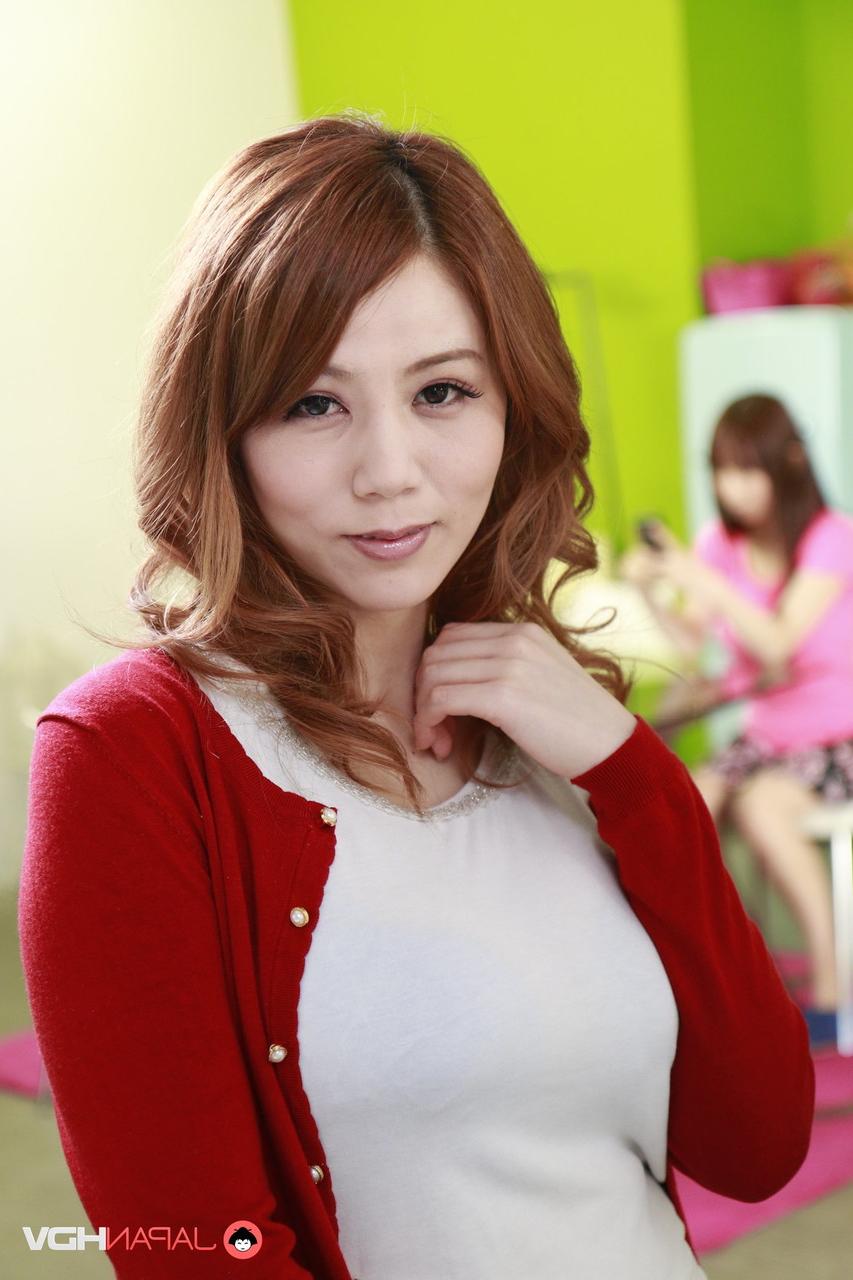 15P Das japanische Mädchen Maki Koizumi enthüllt in der Küche ihre schönen Titten