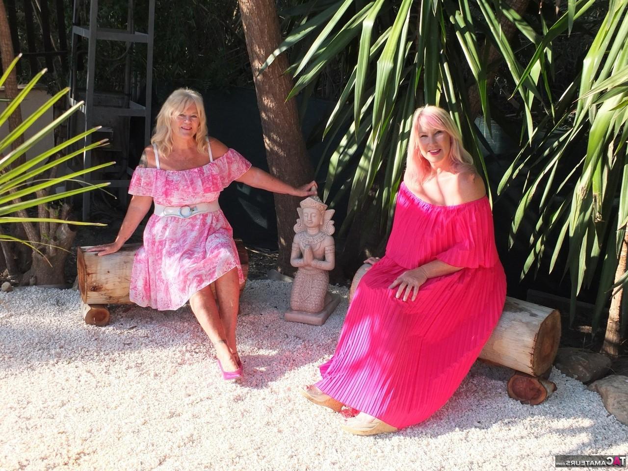 16P As loiras mais velhas, Melody e Randy Raz, mostraram suas calcinhas enquanto estavam ao ar livre