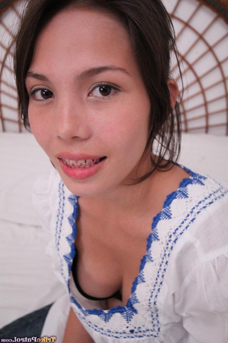 20P Die philippinische Amateurin Ann Zapata lässt sich beim POV-Sex tief in ihre unschuldige Muschi knallen