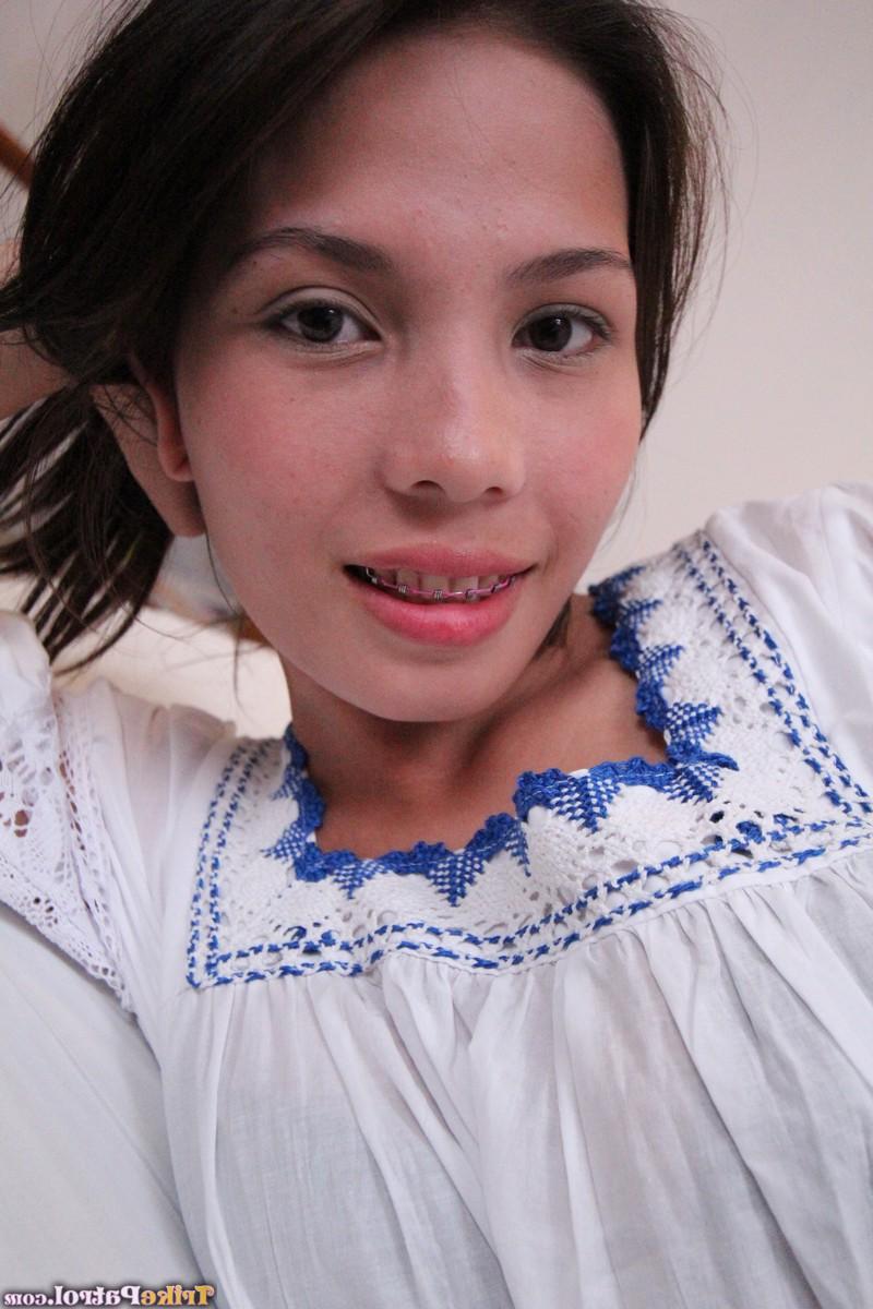 20P Die philippinische Amateurin Ann Zapata lässt sich beim POV-Sex tief in ihre unschuldige Muschi knallen