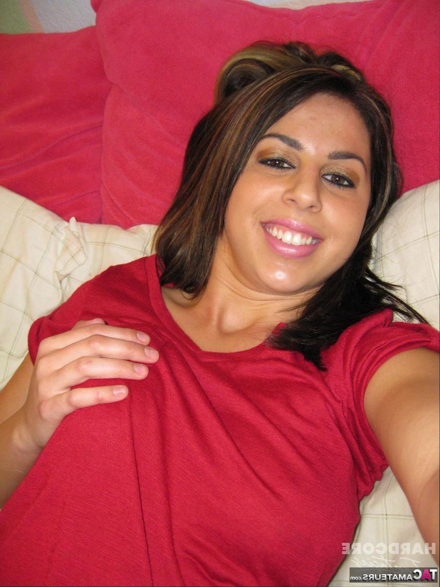 16P La jolie jeune Heavenly Smut se prend en photo sur un lit de manière taquine.