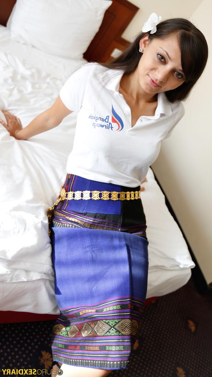 20P A linda gata asiática Jennifer recebendo seu espólio inocente fodido em um quarto de hotel