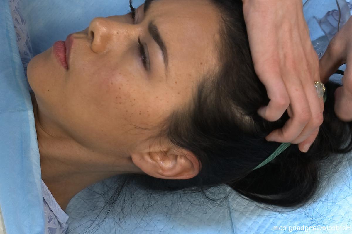 20P Médicos excêntricos tratam a paciente safada Dana Vespoli com um punho anal completo