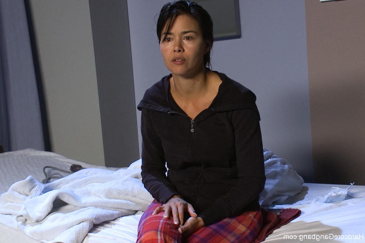 20P Médicos excêntricos tratam a paciente safada Dana Vespoli com um punho anal completo