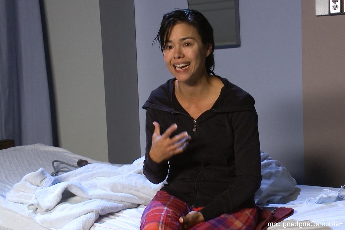 20P Médicos excêntricos tratam a paciente safada Dana Vespoli com um punho anal completo