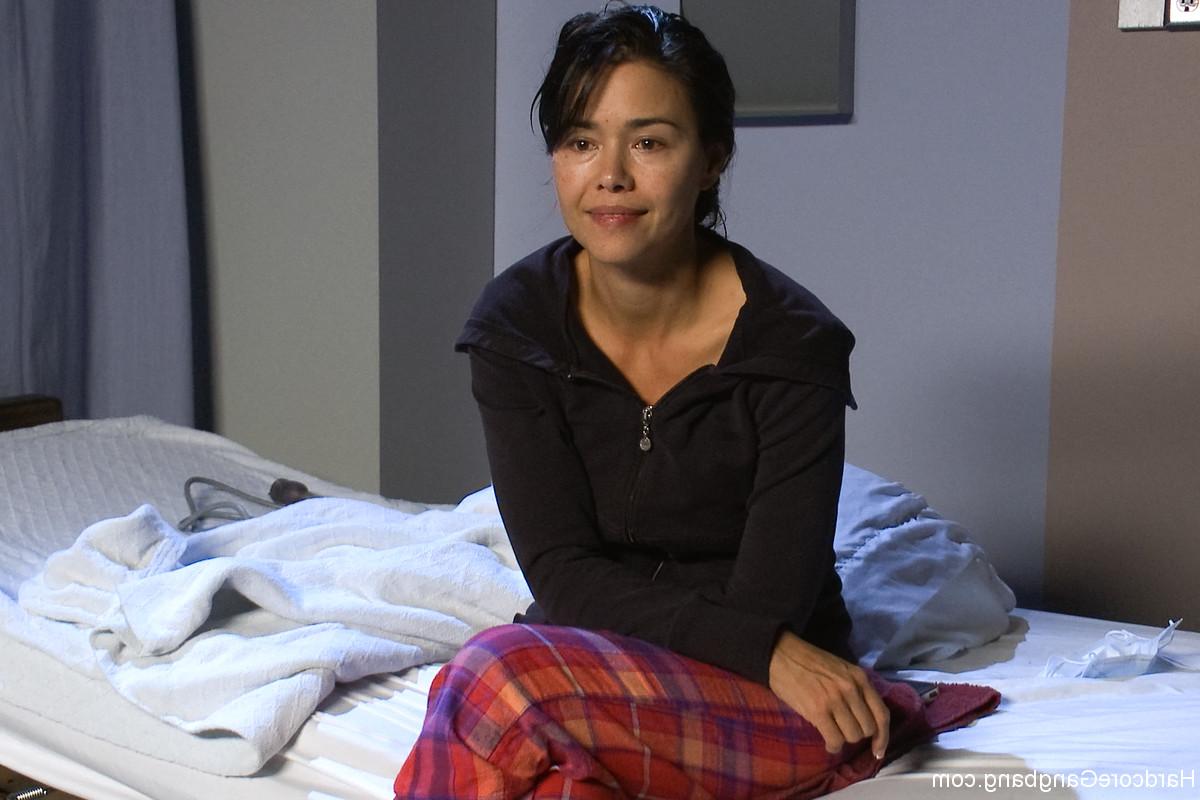20P Médicos excêntricos tratam a paciente safada Dana Vespoli com um punho anal completo