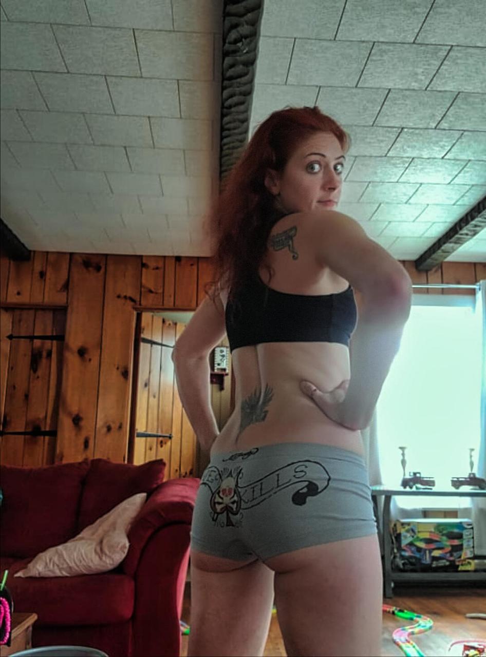 12P La mujer amateur Molly se toma fotos mientras está totalmente desnuda