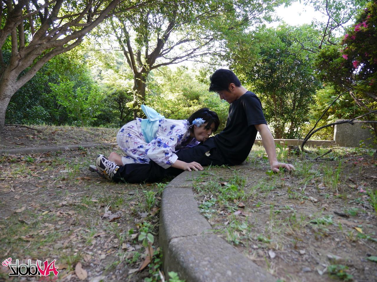 20P La japonaise sexy Saki Aoyama fait un BJ après avoir adoré ses gros seins