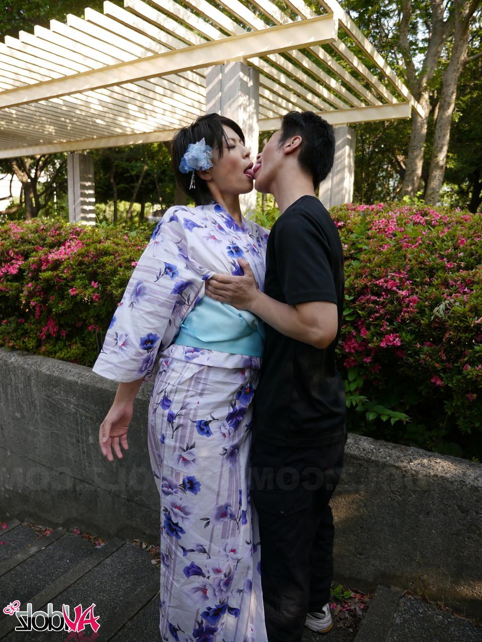 20P La japonaise sexy Saki Aoyama fait un BJ après avoir adoré ses gros seins