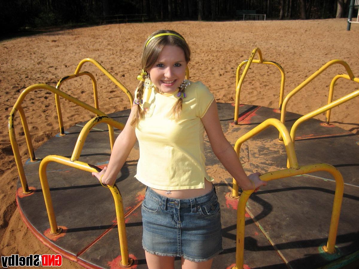 12P Süße Teenagerin entblößt auf einem Spielplatz ihren BH und ihr Unterrock-Höschen