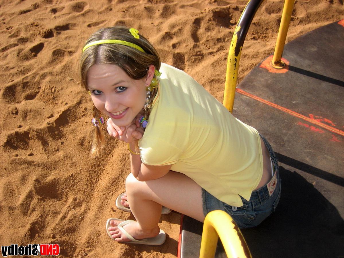 12P Süße Teenagerin entblößt auf einem Spielplatz ihren BH und ihr Unterrock-Höschen