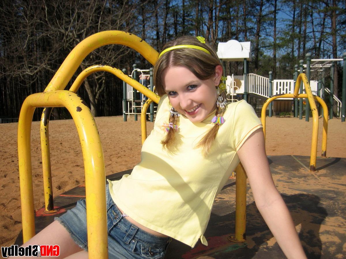 12P Süße Teenagerin entblößt auf einem Spielplatz ihren BH und ihr Unterrock-Höschen