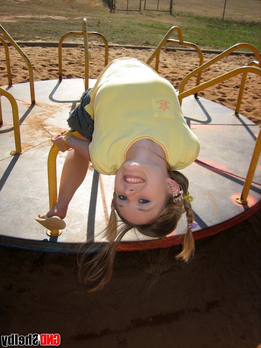 12P Süße Teenagerin entblößt auf einem Spielplatz ihren BH und ihr Unterrock-Höschen