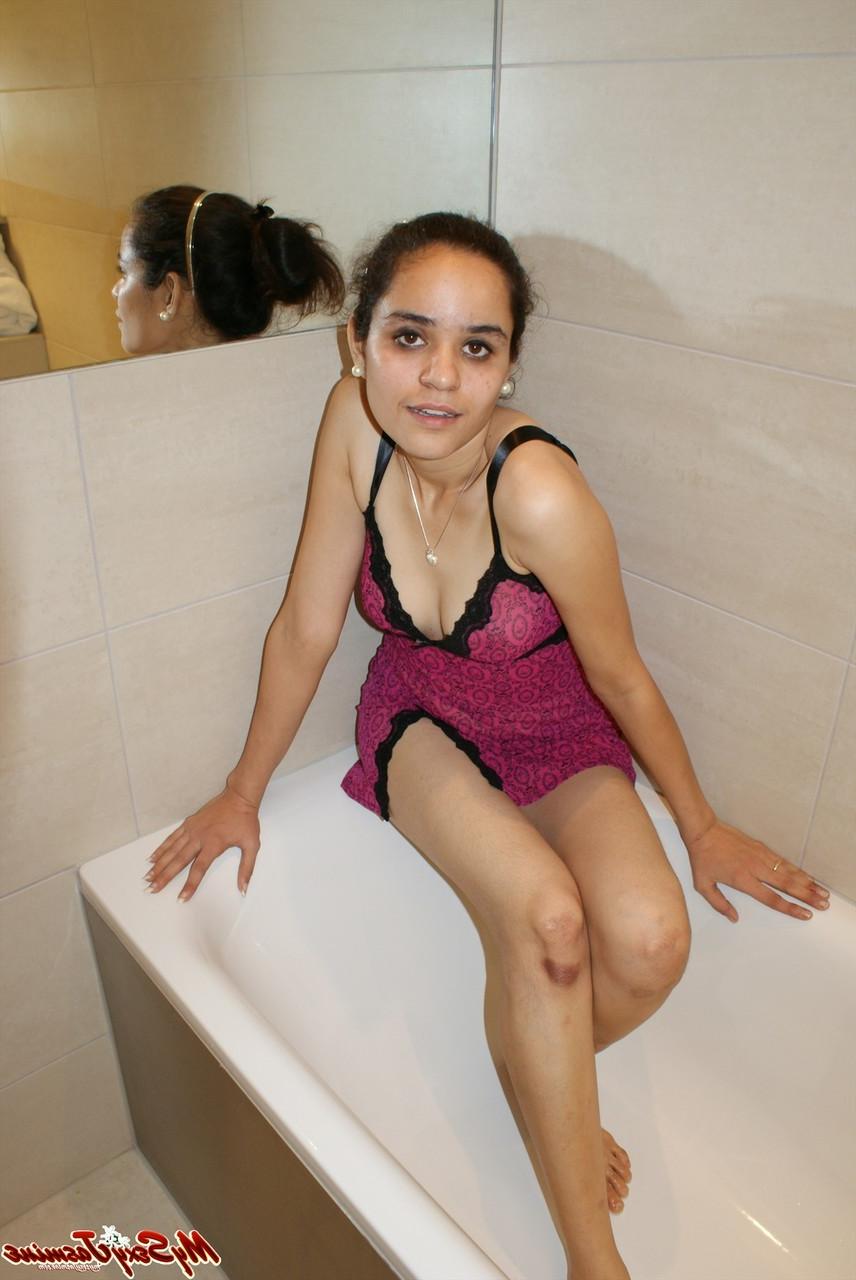 12P Guapa india se suelta la lencería en una teta mientras está en el baño