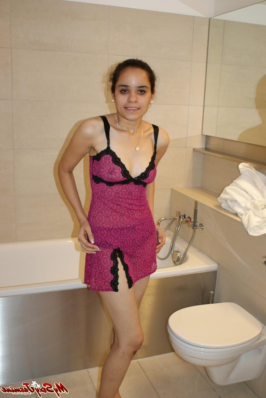 12P Guapa india se suelta la lencería en una teta mientras está en el baño