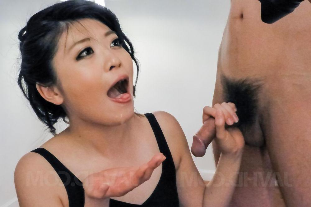 16P La japonaise Rei Asamiya joue avec et mange le sperme de deux bites.