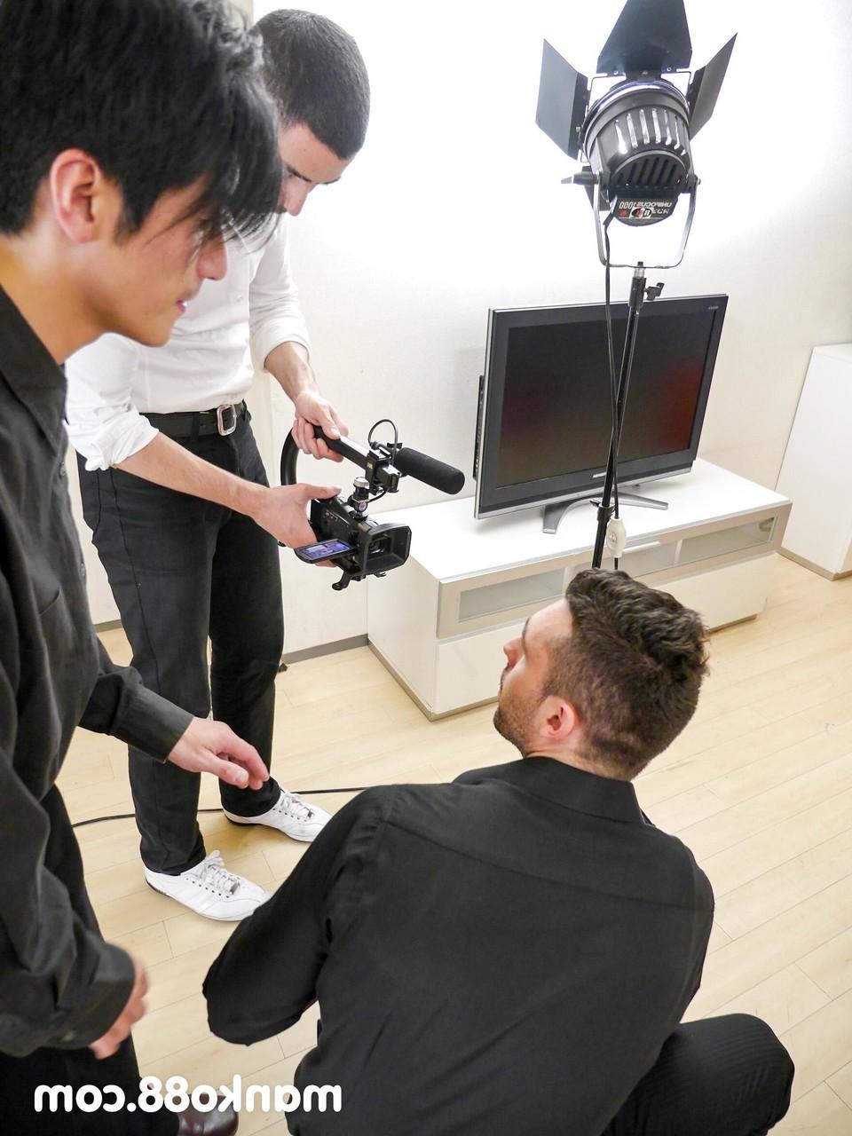 20P La jeune asiatique Yui Kyono se fait baiser dans un gangbang sauvage avec des hommes bien membrés.