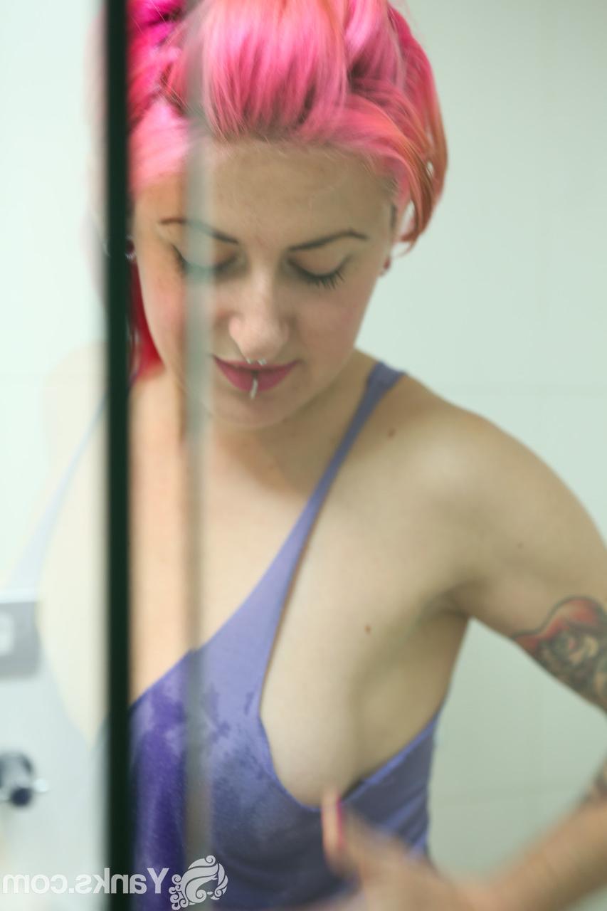 15P First timer Zahra Stardust sports pink hair while taking a shower