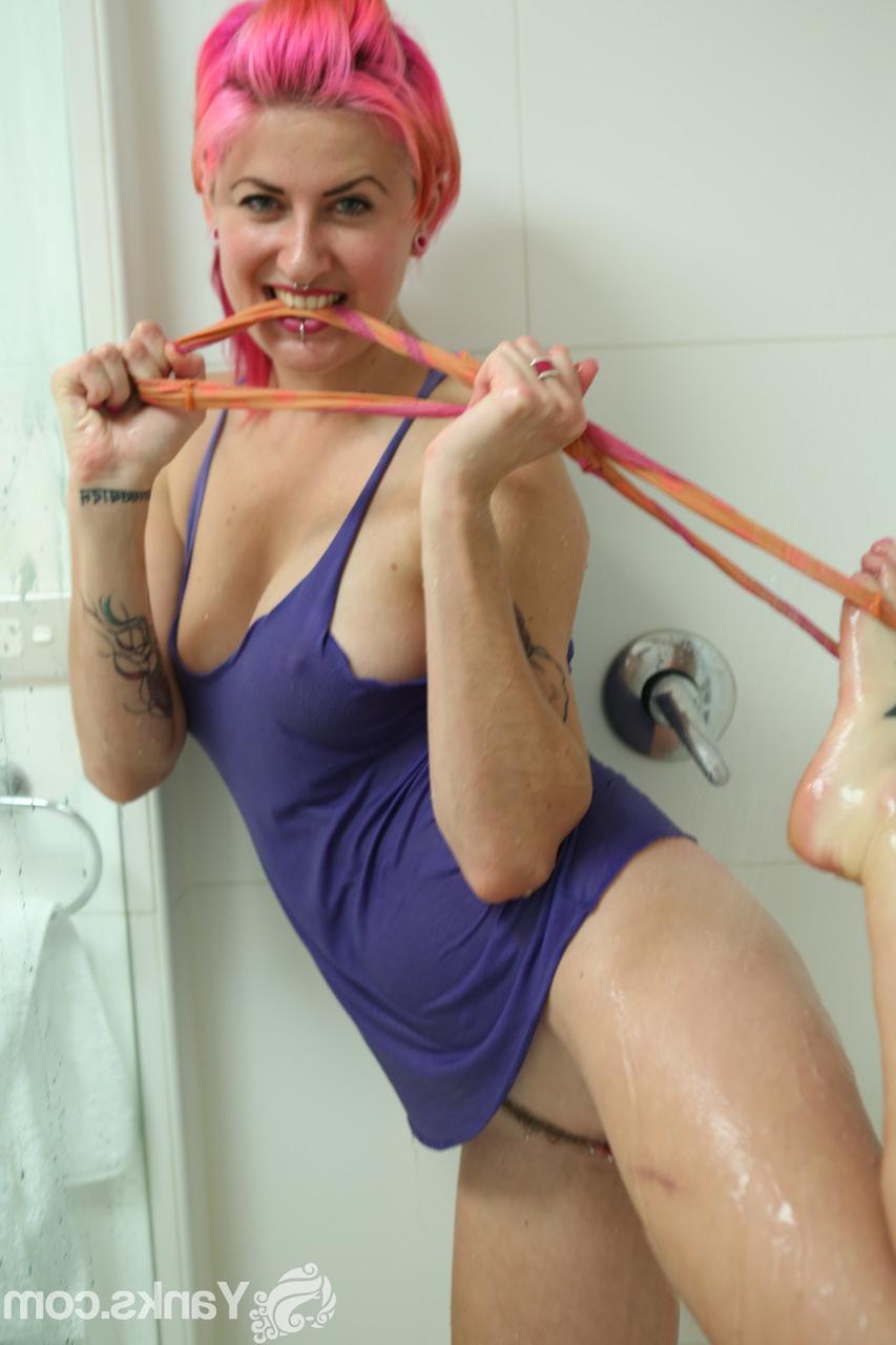 15P First timer Zahra Stardust sports pink hair while taking a shower
