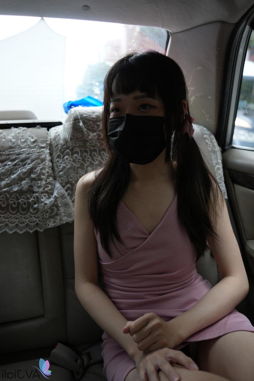 20P A gata chinesa totalmente natural Yuli dá uma cabeça desleixada e é fodida por trás