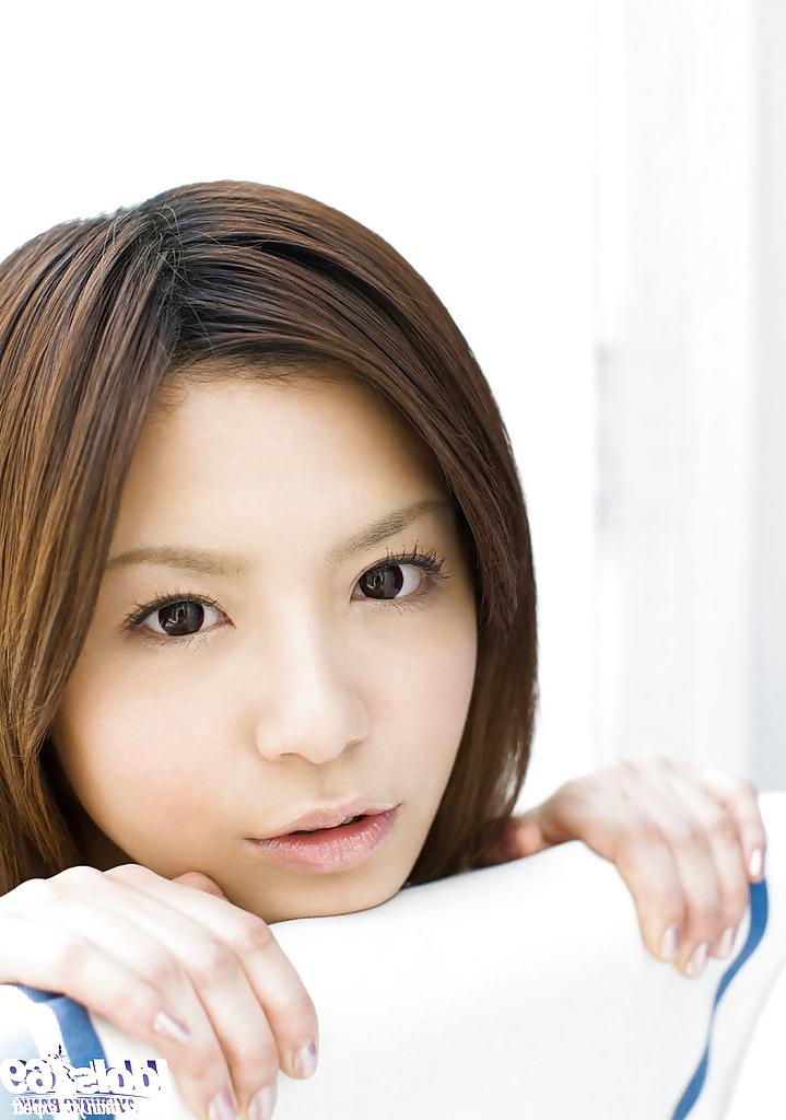 15P Riri Kuribayashi, jolie jeune asiatique, dévoile son corps mince.