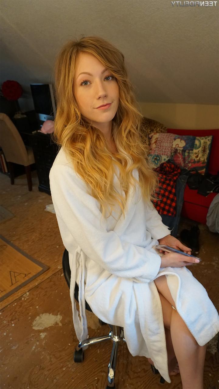 17P Die langbeinige Teenagerin Ivy Wolfe zieht ihre Jeans aus, um ihre kleinen Titten und ihren schönen Hintern zu zeigen