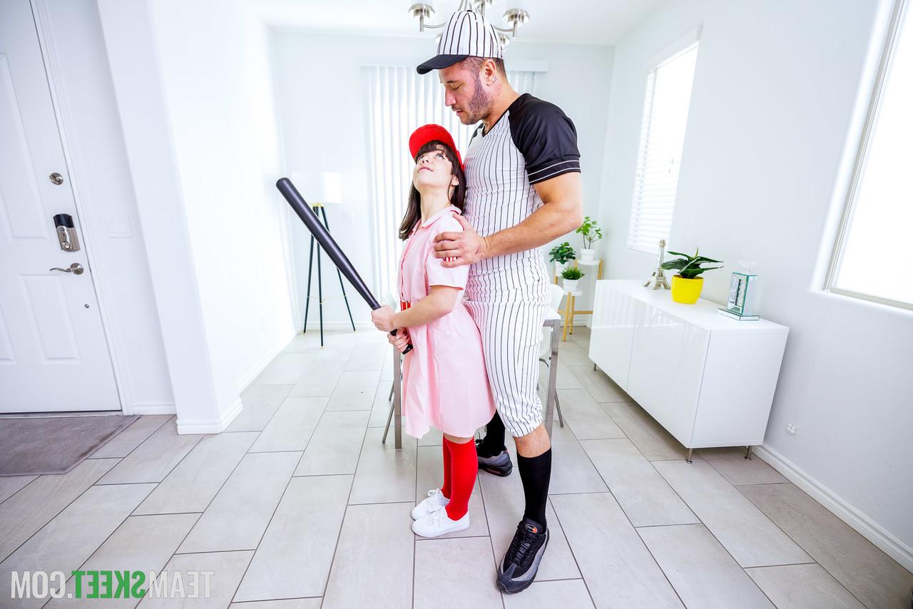 20P Die zierliche Baseball-Liebhaberin Mochi Mona verführt ihre Teamkollegin und wird gefickt