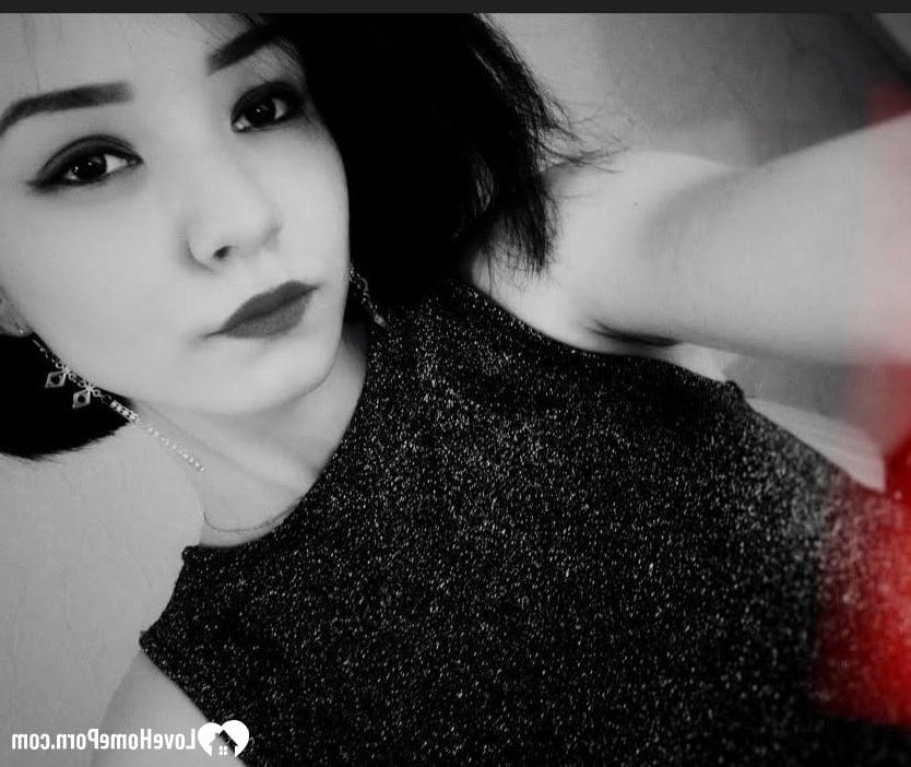 20P Einsamer sexy Teenager posiert mit nacktem Hintern und macht Selfies im Spiegel