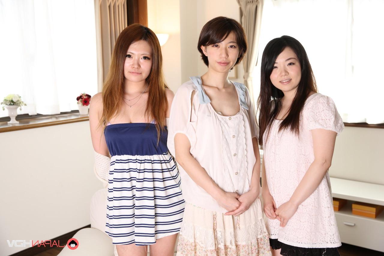 15P Three Japanese girls twerk after getting completely naked