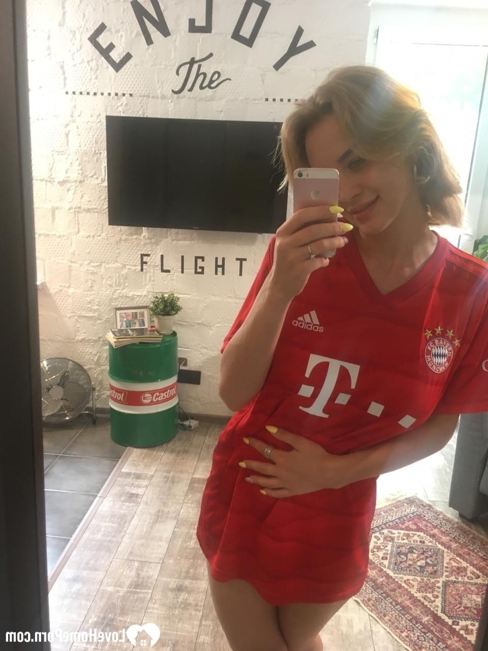17P Schöne Brünette zeigt ihre großen Brüste, während sie in einem Trikot neckt