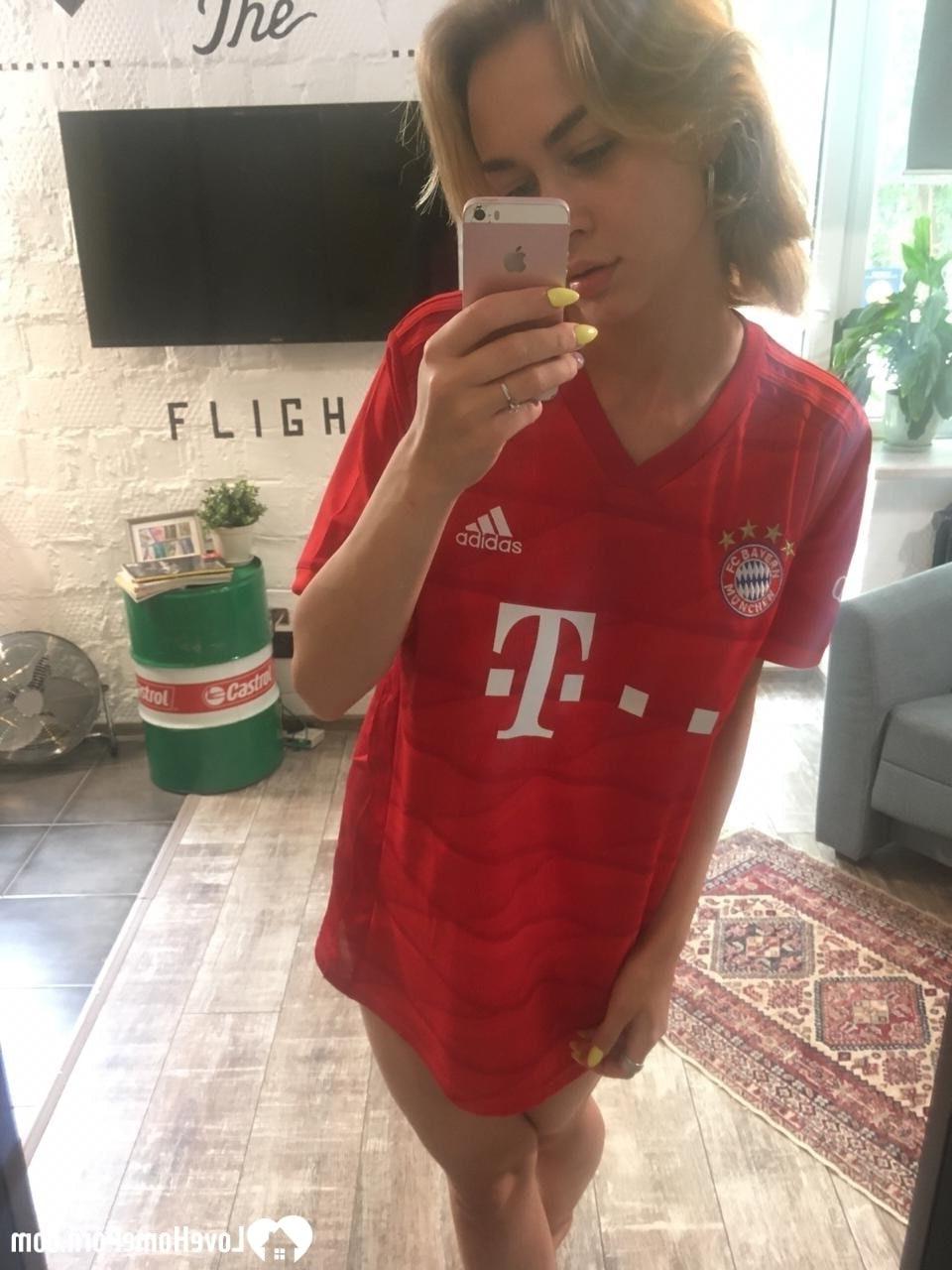 17P Schöne Brünette zeigt ihre großen Brüste, während sie in einem Trikot neckt