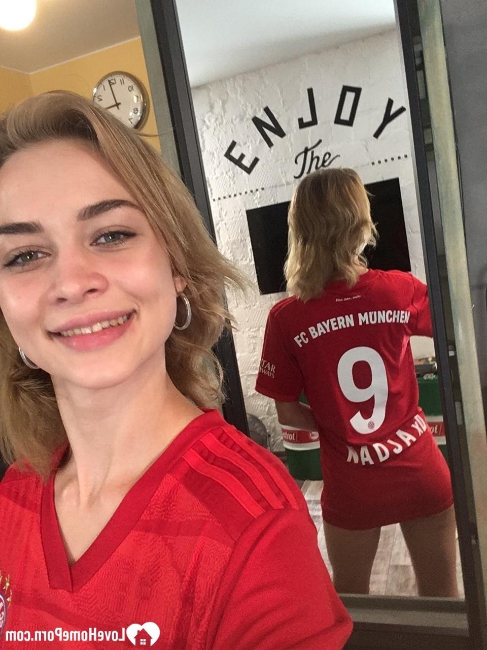 17P Schöne Brünette zeigt ihre großen Brüste, während sie in einem Trikot neckt
