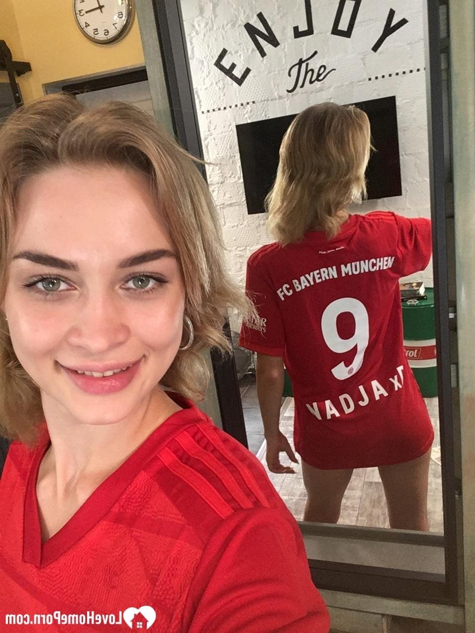17P Schöne Brünette zeigt ihre großen Brüste, während sie in einem Trikot neckt