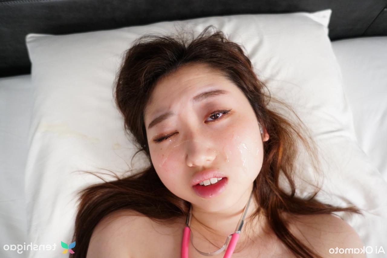 15P Die junge japanische Krankenschwester Ai Okamoto beteiligt sich an POV-Sex auf einem Bett
