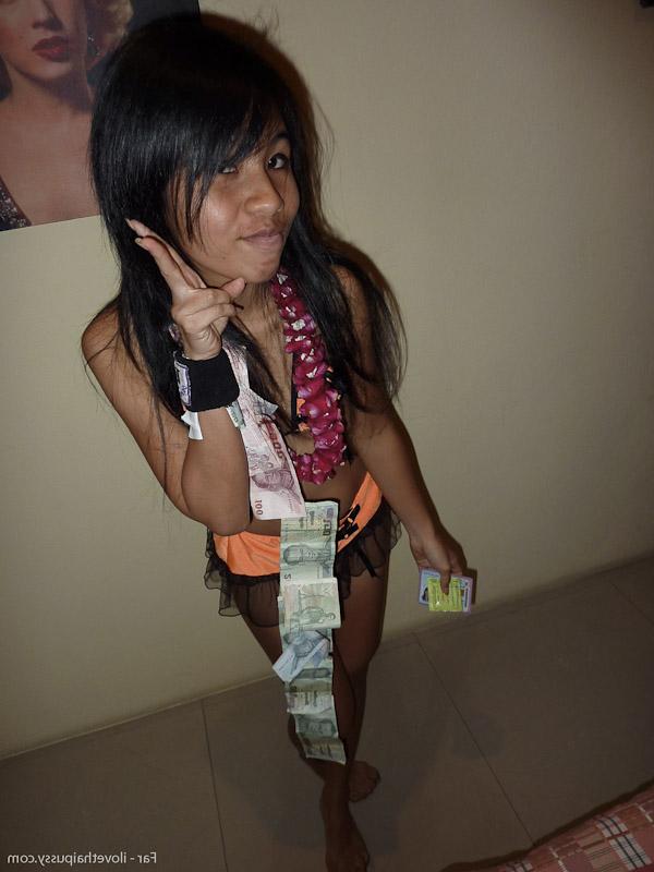 15P Pequena garota tailandesa com uma bunda de morrer leva uma gozada externa depois do sexo