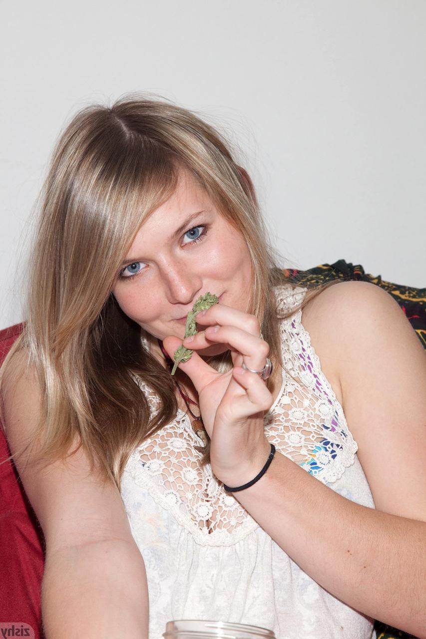 12P Das junge blonde Mädchen Tyler Rose konsumiert Drogen, während sie sich bis auf einen Tanga auszieht
