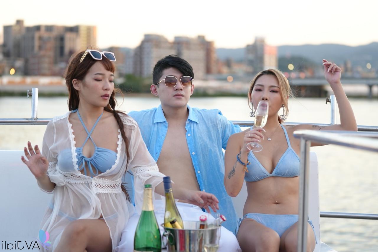 15P A loira chinesa Stacy tira o biquíni durante uma foda