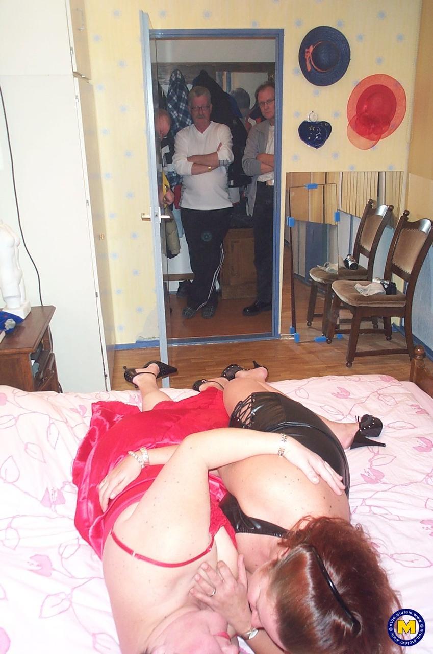 20P La madura Estelle y su sucia amiga se besan antes de compartir las pollas de sus maridos