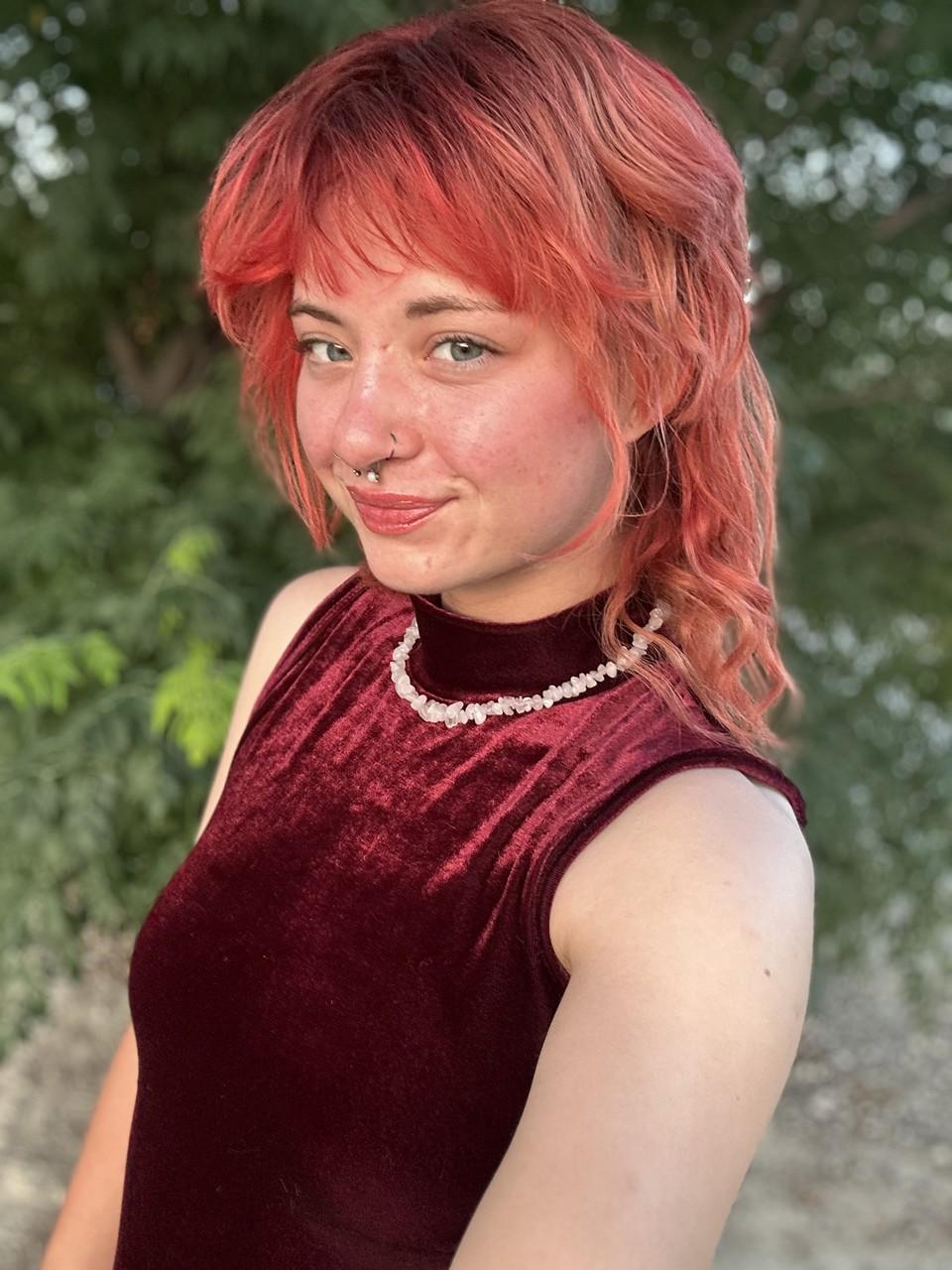 13P Cute OnlyFans girl with a nose piercing Abby shows her big booty in a solo