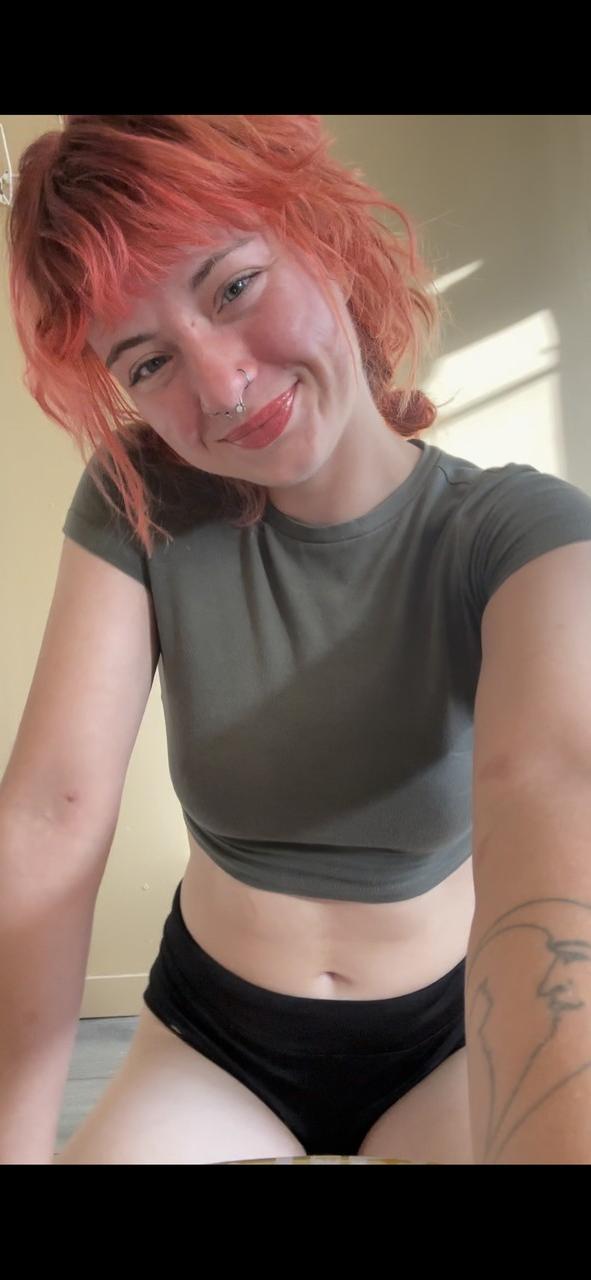 13P Cute OnlyFans girl with a nose piercing Abby shows her big booty in a solo