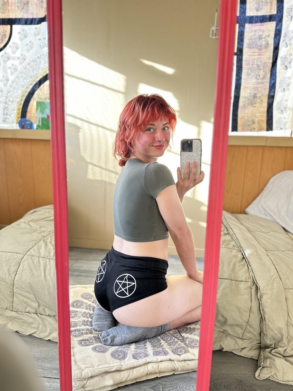 13P Cute OnlyFans girl with a nose piercing Abby shows her big booty in a solo