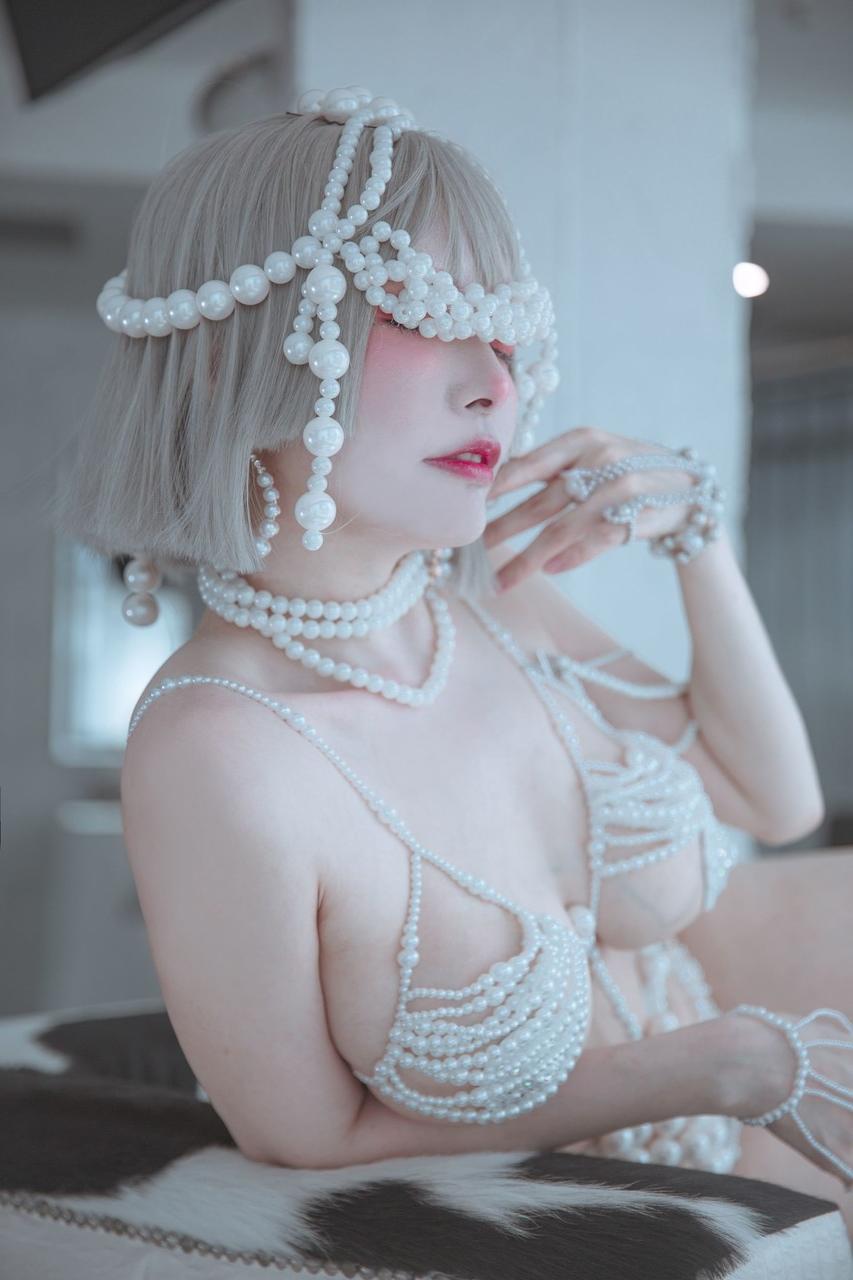10P Esposa asiática atraente exibindo suas curvas matadoras em sua lingerie gostosa