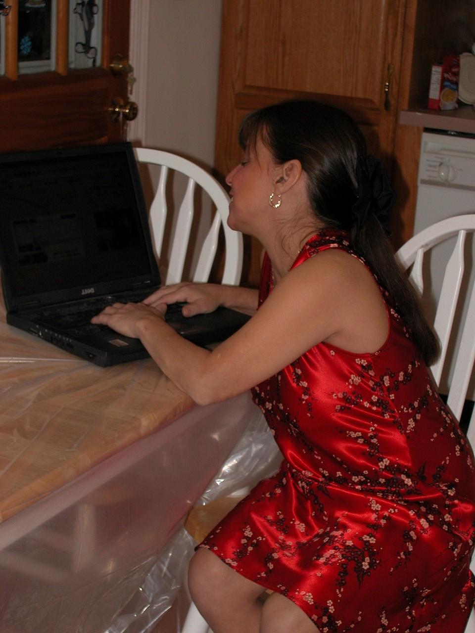 20P Die geile MILF Vixen zieht sich völlig nackt aus und spielt mit einer Weinflasche in ihrer rasierten Muschi