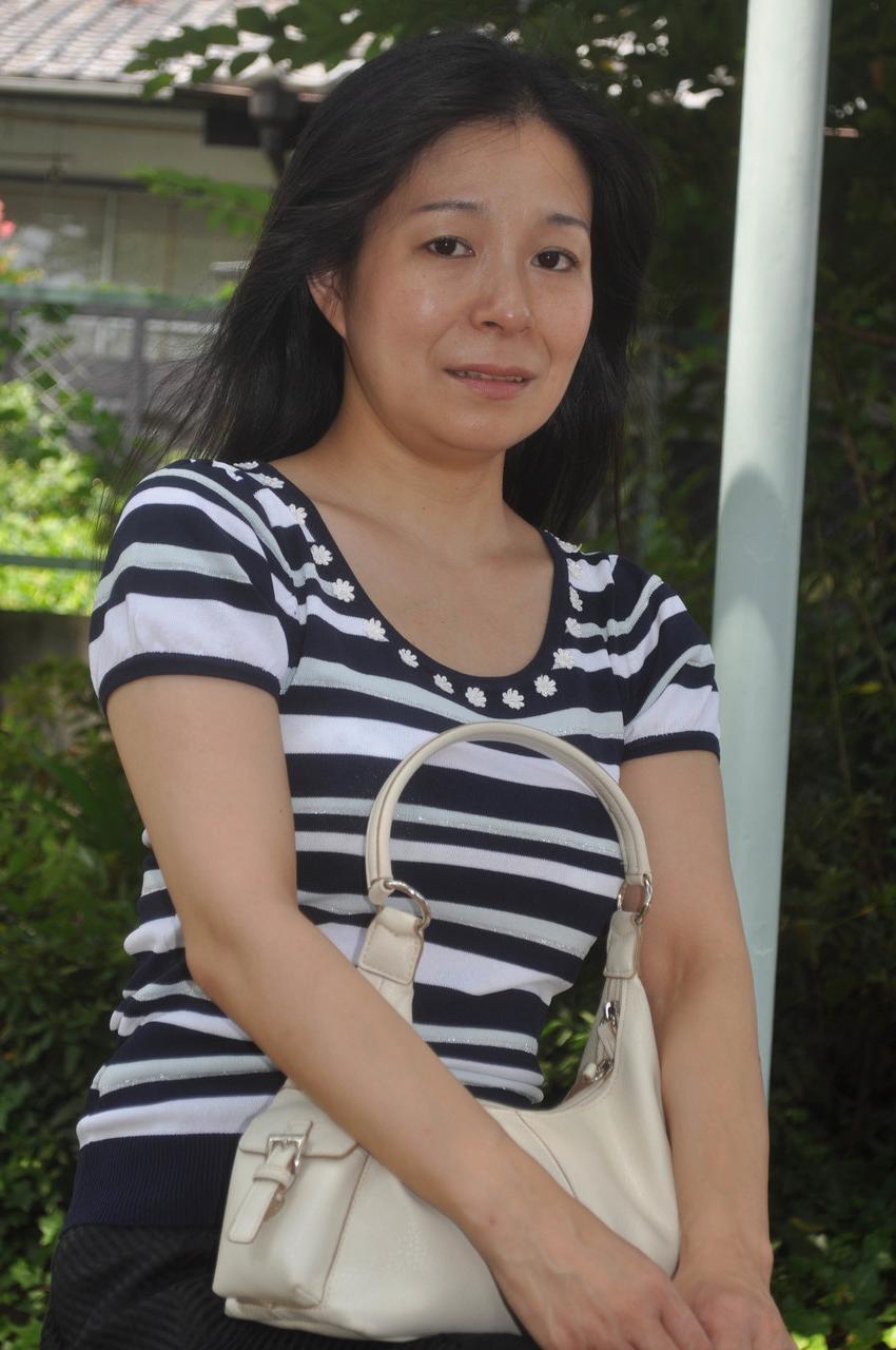 20P A pequena vovó japonesa Akiko Oda tira a roupa e mostra seu castor espesso e molhado