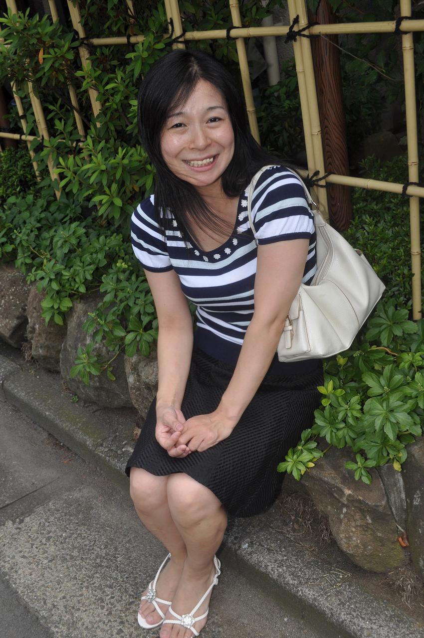 20P A pequena vovó japonesa Akiko Oda tira a roupa e mostra seu castor espesso e molhado