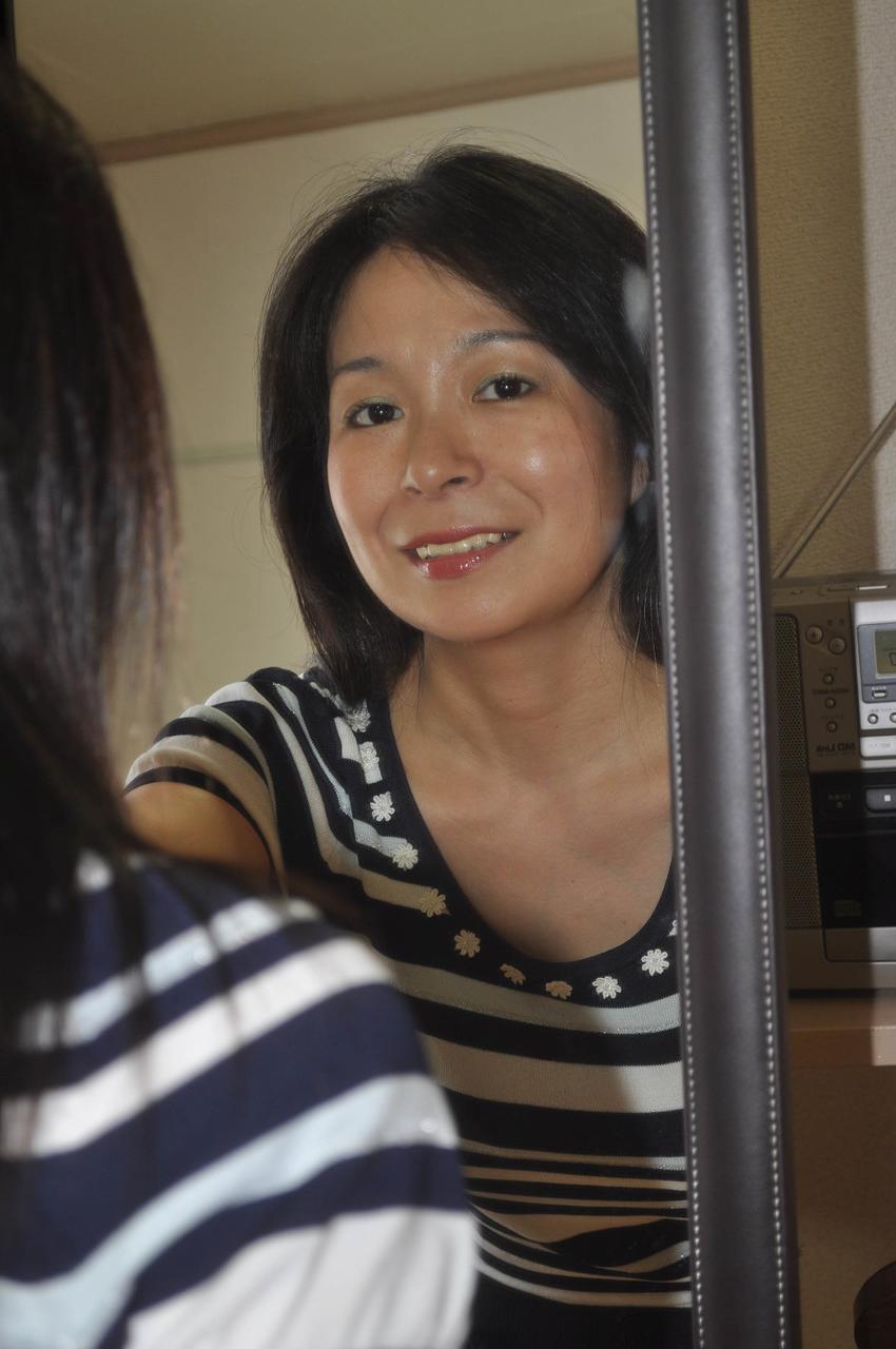 20P A pequena vovó japonesa Akiko Oda tira a roupa e mostra seu castor espesso e molhado